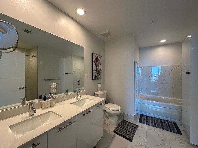 Building Photo - 950 Brickell Bay Dr