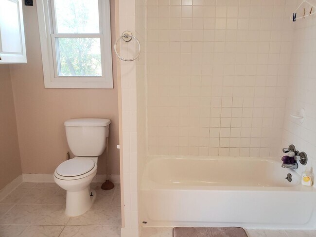 Building Photo - 3 BDRM, 2 BA Rambler w/ Basement - Great l...