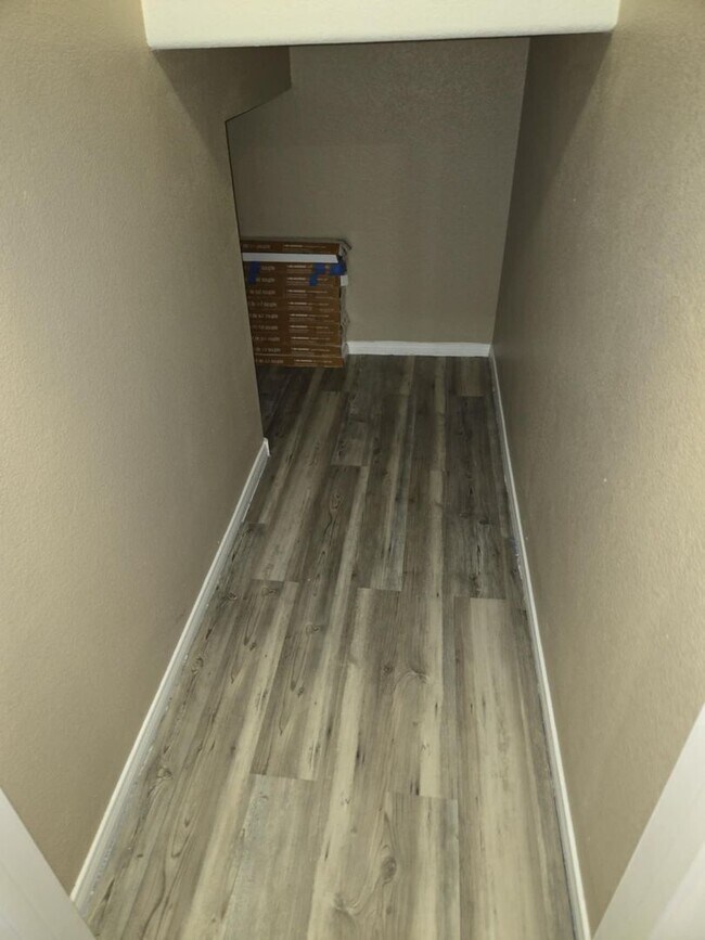 Building Photo - Great open floorplan with 3 bedrooms + Loft
