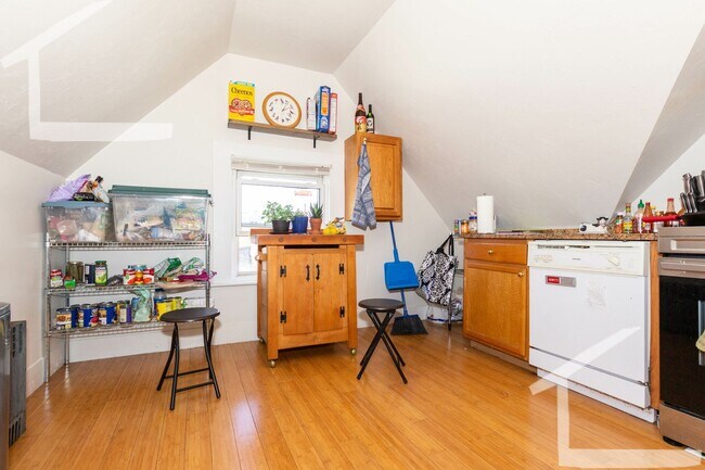 Building Photo - Really nice 4 bed in Allston.....Don't miss out!!