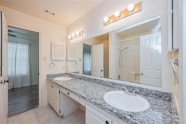 Building Photo - 2030 Plantation Dr
