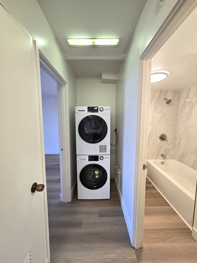 Building Photo - Large 2br/2ba/1pkg Condo near Blaisdell!