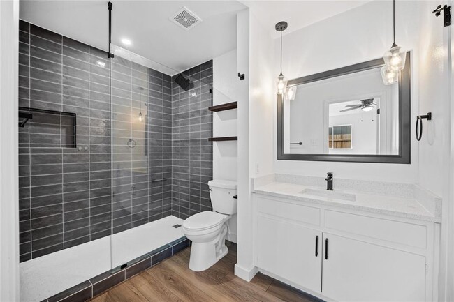 Building Photo - 2207 Southern Oaks Dr