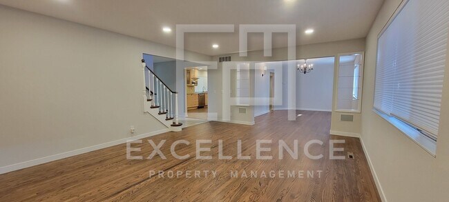 Building Photo - Spacious 5/3 Home With Fully Updated Kitchen, Over 2500SF of Space, Pets Negotiable