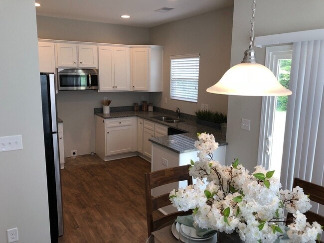 Building Photo - Lovely 4 Bedroom Home in Oakview Commons N...