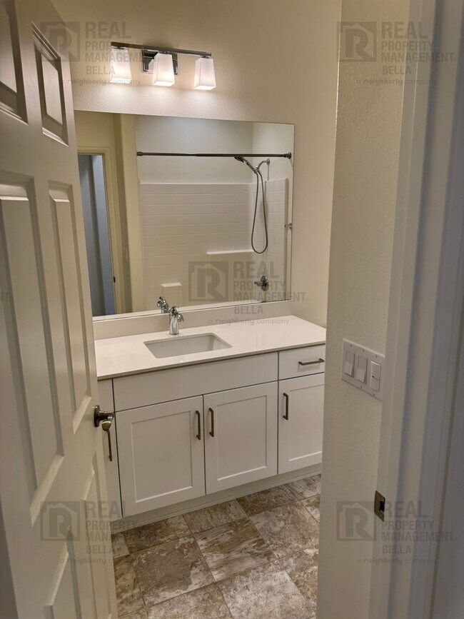 Building Photo - Single-Story Comfort & Style in Prime Heme...