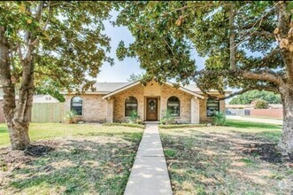 Building Photo - 2600 Peppertree Pl