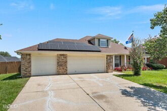Building Photo - 4 Bedroom 2 Bath with Pool!!!
