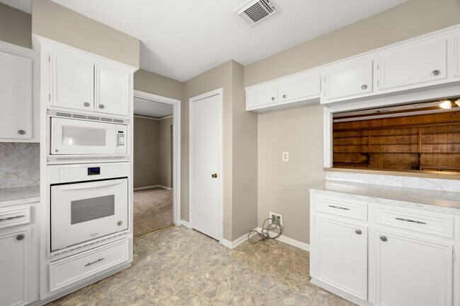 Building Photo - 5923 Pebble Springs Dr