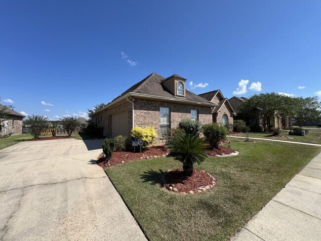 Building Photo - Beautifully Furnished 4-Bedroom Home in Zachary's Audubon Lakes!