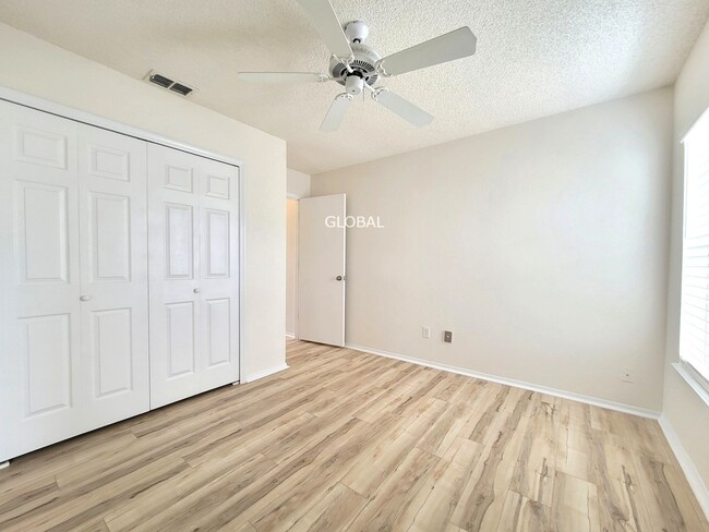 Building Photo - Spacious 3-Bedroom Townhome within the Lak...