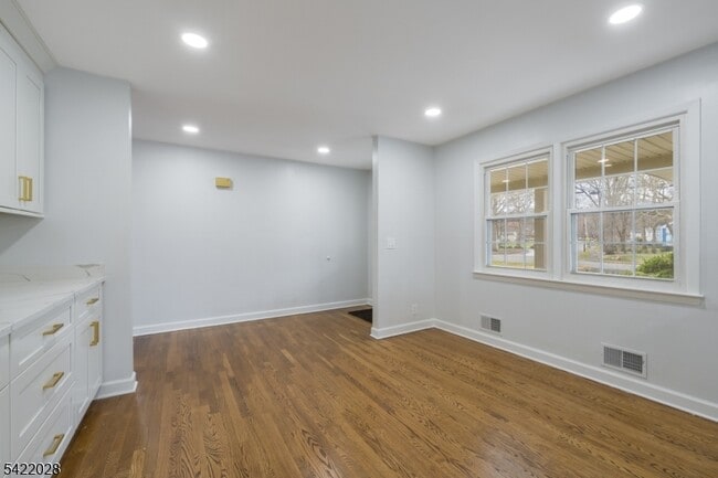 Building Photo - 6 Windsor Way