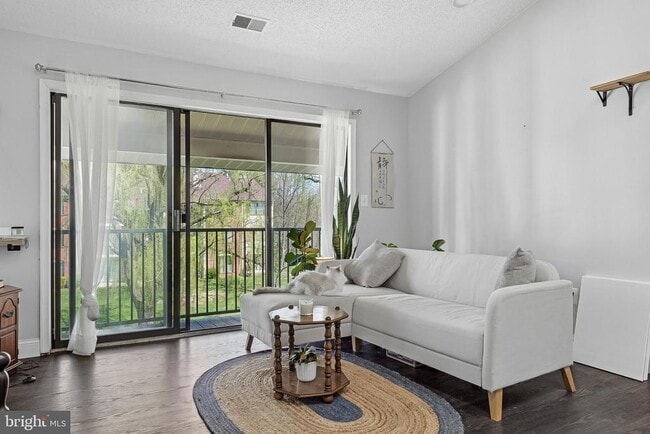 Building Photo - 11 Poillon Ct