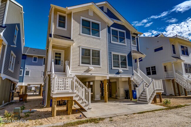 Building Photo - 19 Cummins St