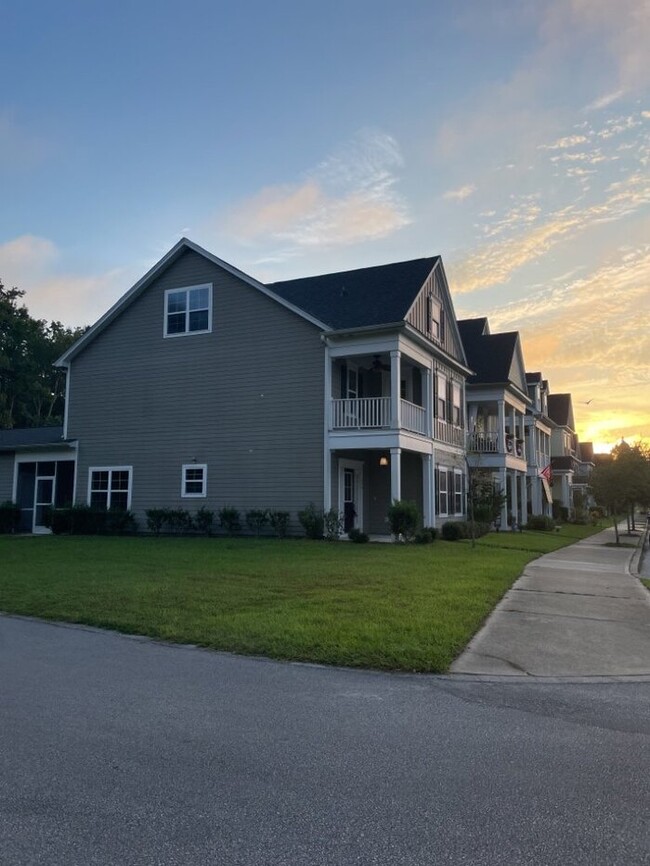 Building Photo - 430 Forsythia Ave