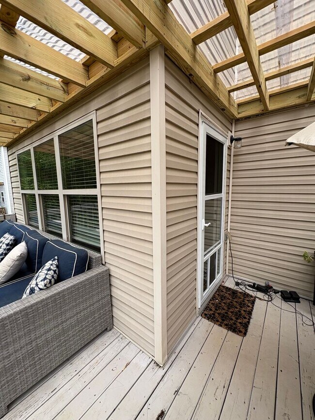 Building Photo - 4 Bedroom 4 Bath Furnished Home in Simpson...