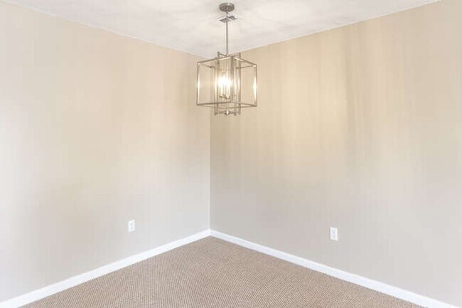 Building Photo - Updated Townhouse