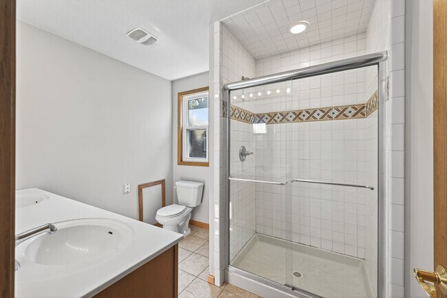 Building Photo - 6 month lease Spacious, 5bd, 2.5 renovated home in Midway!! AVAILABLE NOW