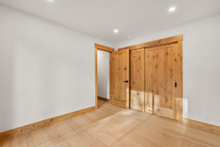 Bedroom 3 (main bedroom) - 1029 Tomahawk Trl