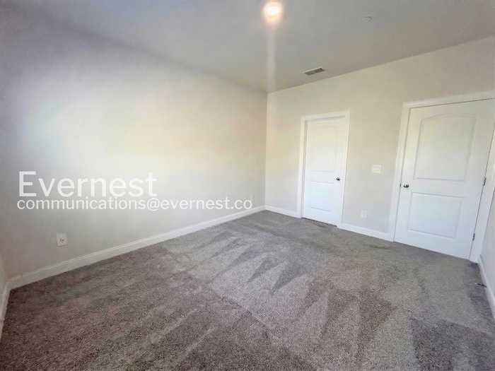 Building Photo - 204 Douglas Bend Rd