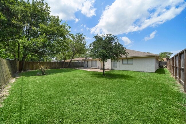 Building Photo - Spacious 4-Bedroom, 2-Bath Home in Texas C...