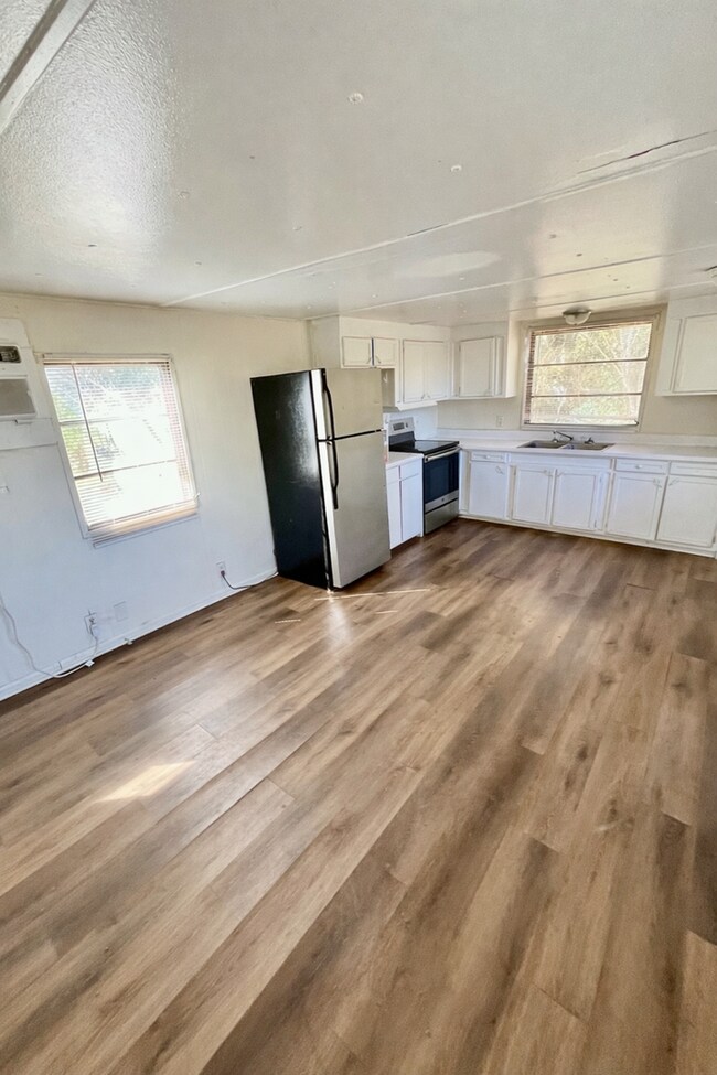 Building Photo - Dade City 2BR/1BA Mobile Home! Gorgeous Floors!