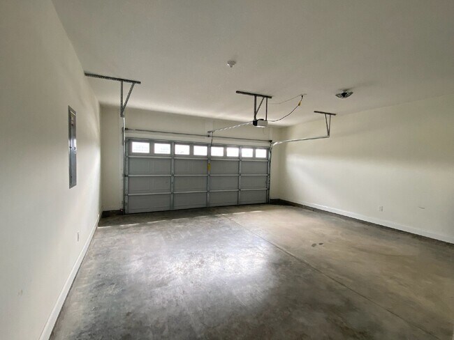 Building Photo - Home For Rent