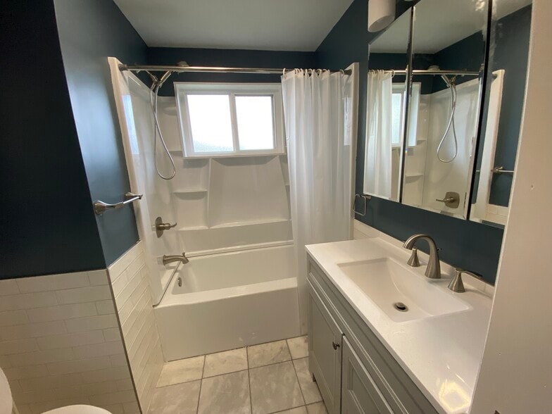 Full bath - 103 Onyx St