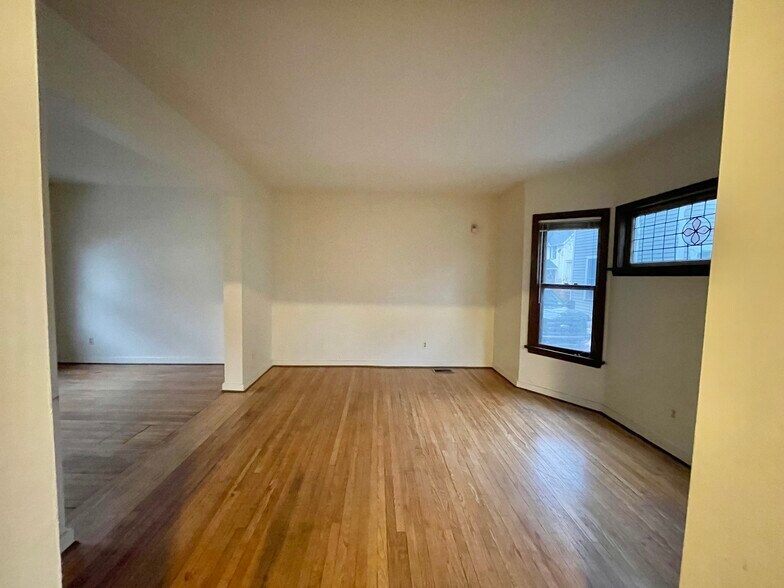 Building Photo - 652 University Ave