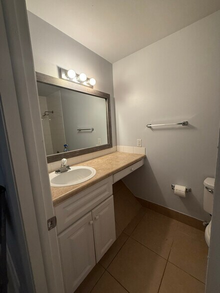 Building Photo - 814 Sandtree Dr