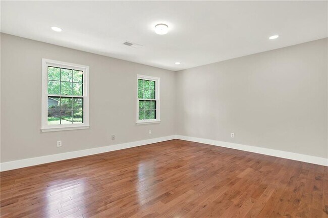 Building Photo - 3270 Brookview Dr