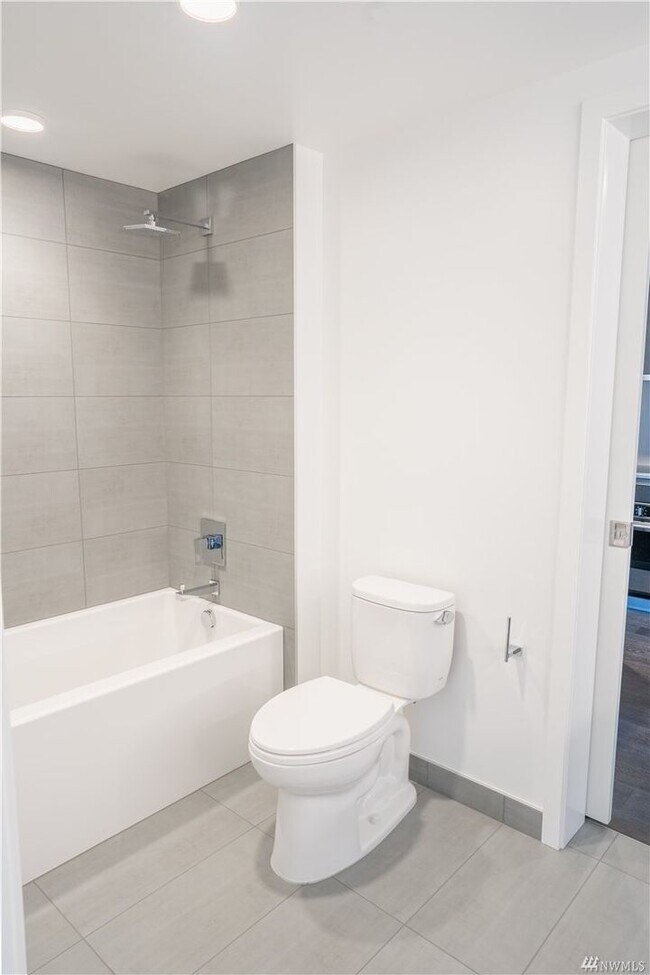 Building Photo - 1Bd+Den/1Ba Seattle Condo