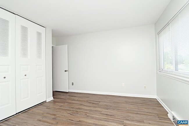 Building Photo - 573 Southampton Ct