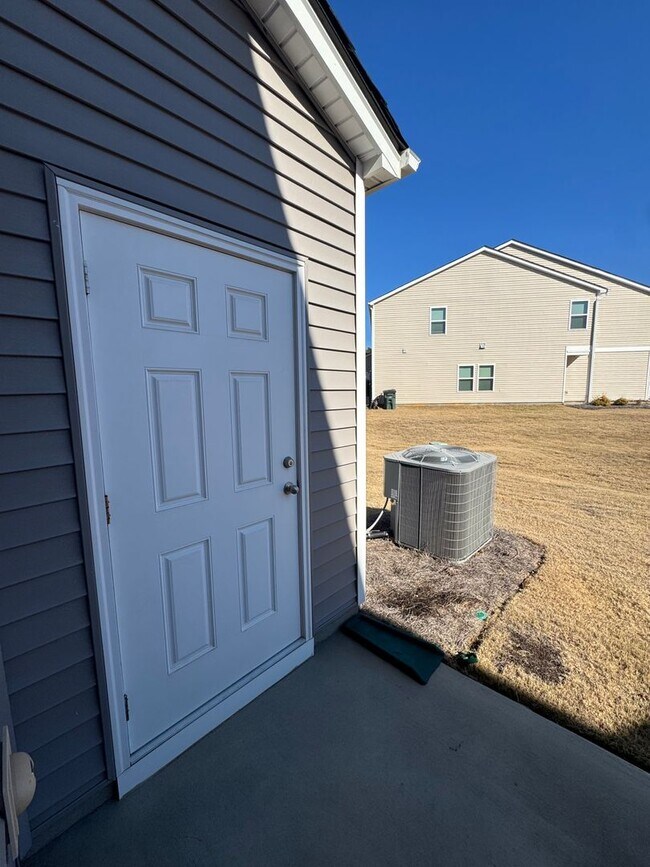 Building Photo - Beautiful 3BR 2.5 Townhouse w/ 2-Car Garage •  EV Plug • Quartz Island • End Unit in Charlotte