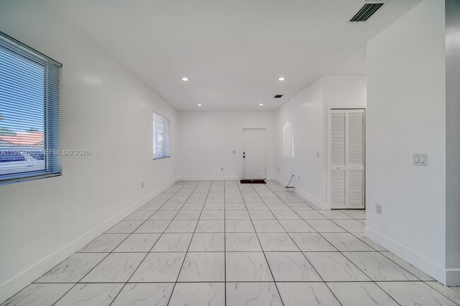 Building Photo - 14710 NE 7th Ct