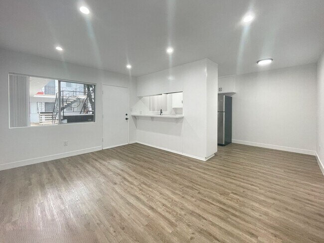 Building Photo - Upgraded 1 Bedroom In Torrance with Reserv...
