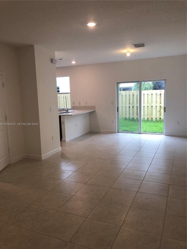 Building Photo - 2610 SE 13th St