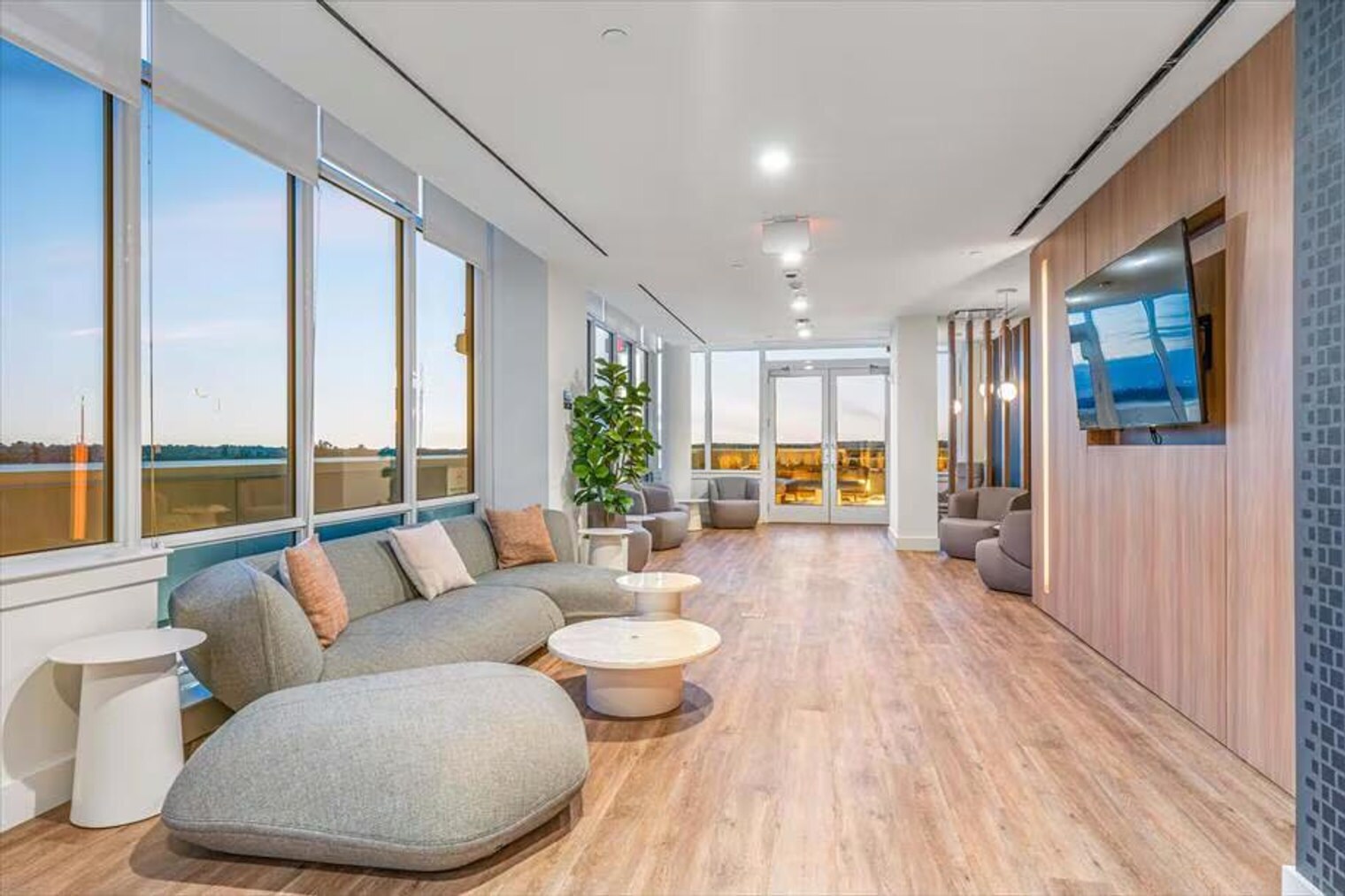 Building Photo - 57 Bank St