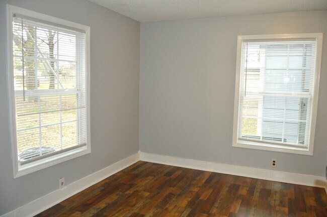 Building Photo - 3 Bedroom 1 Bathroom