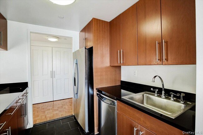 Building Photo - 300 W 135th St