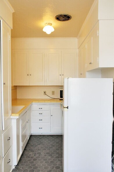 Building Photo - 2356-2366 SW Cactus Dr