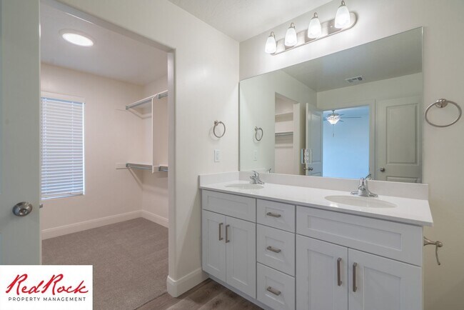 Building Photo - Stunning Spacious 3 Bedroom Unit