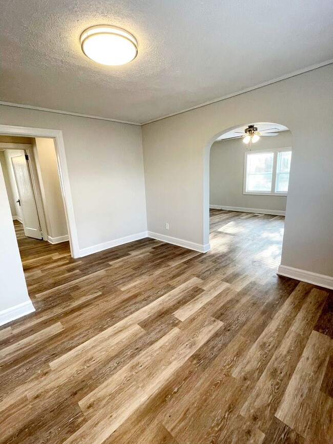 Building Photo - 2 Living Area's & 2 Car Garage - Near MSU,...