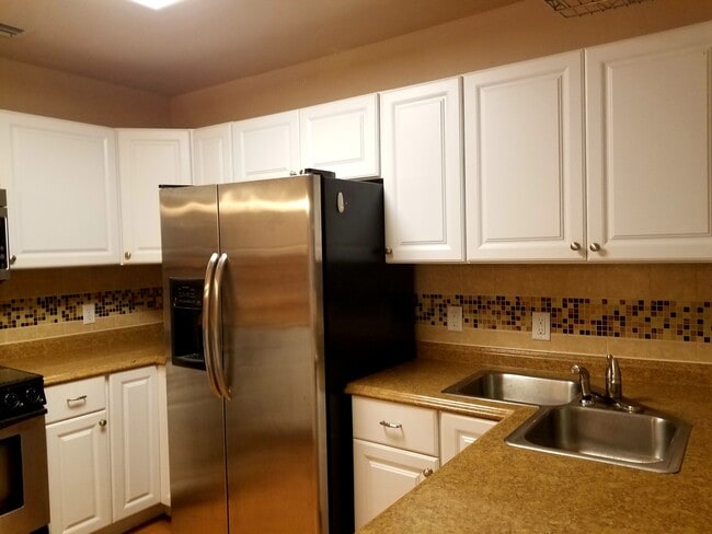 Building Photo - 512 E Strawbridge Ave