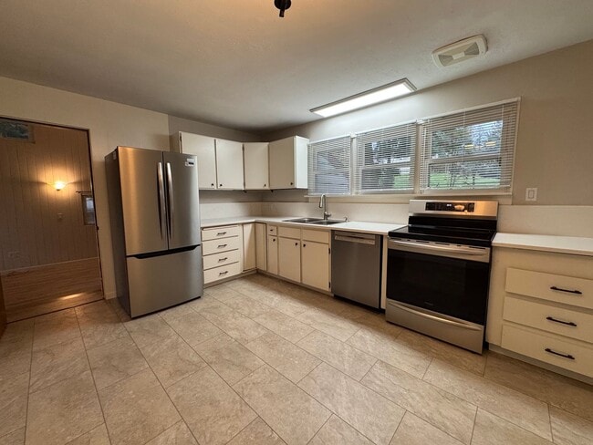Building Photo - Open House: Sun. Jan 11, 2026 from 2-4 pm - 4 Bedroom, 2 Bathroom House in SE Eugene