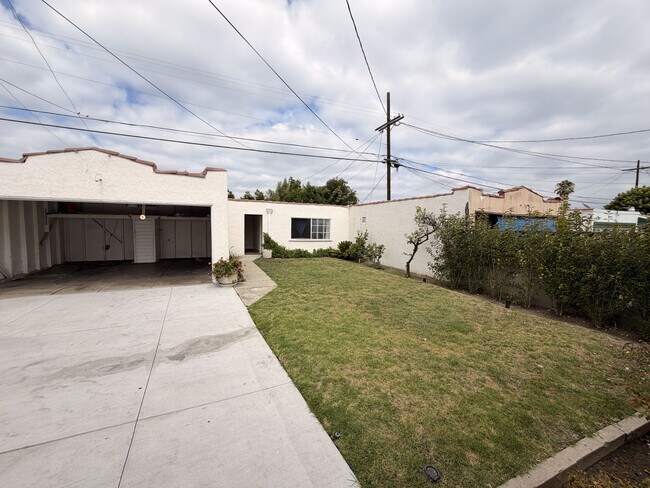 Building Photo - 7307 S Halldale Ave