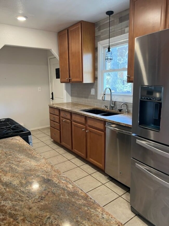 Building Photo - 4 BEDROOM HOME IN SKYWAY!!