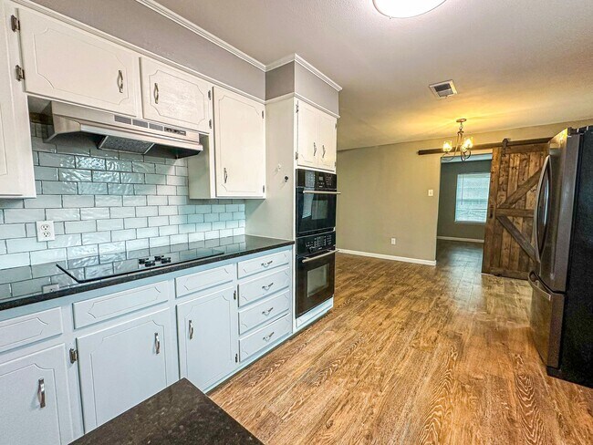 Building Photo - 4 Bedroom, 2 Bathroom Home in Woodway, TX!