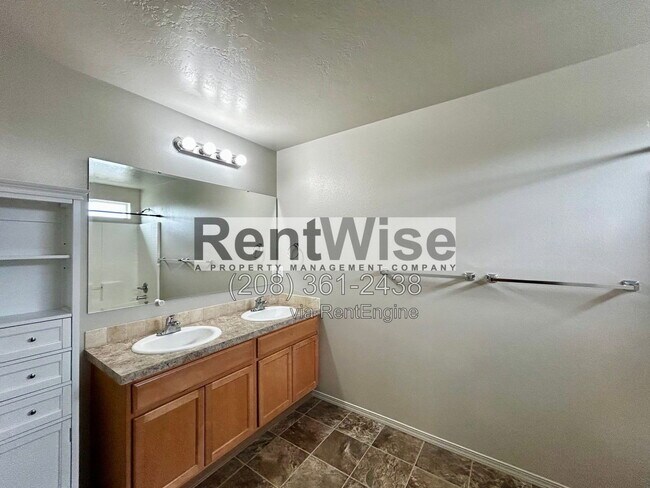 Building Photo - 119 E Walcott Lake Dr