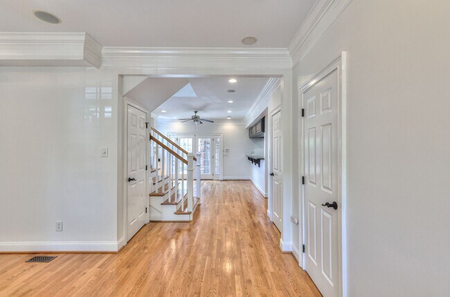 Building Photo - Perfect Brownstone in Sylvan Park near Wes...